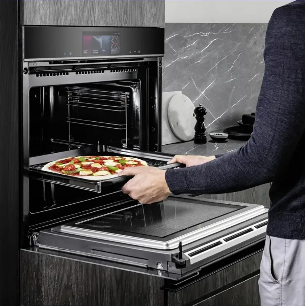 Four Siemens iQ700 StudioLine avec écran tactile, cuisson d’une pizza sur plaque