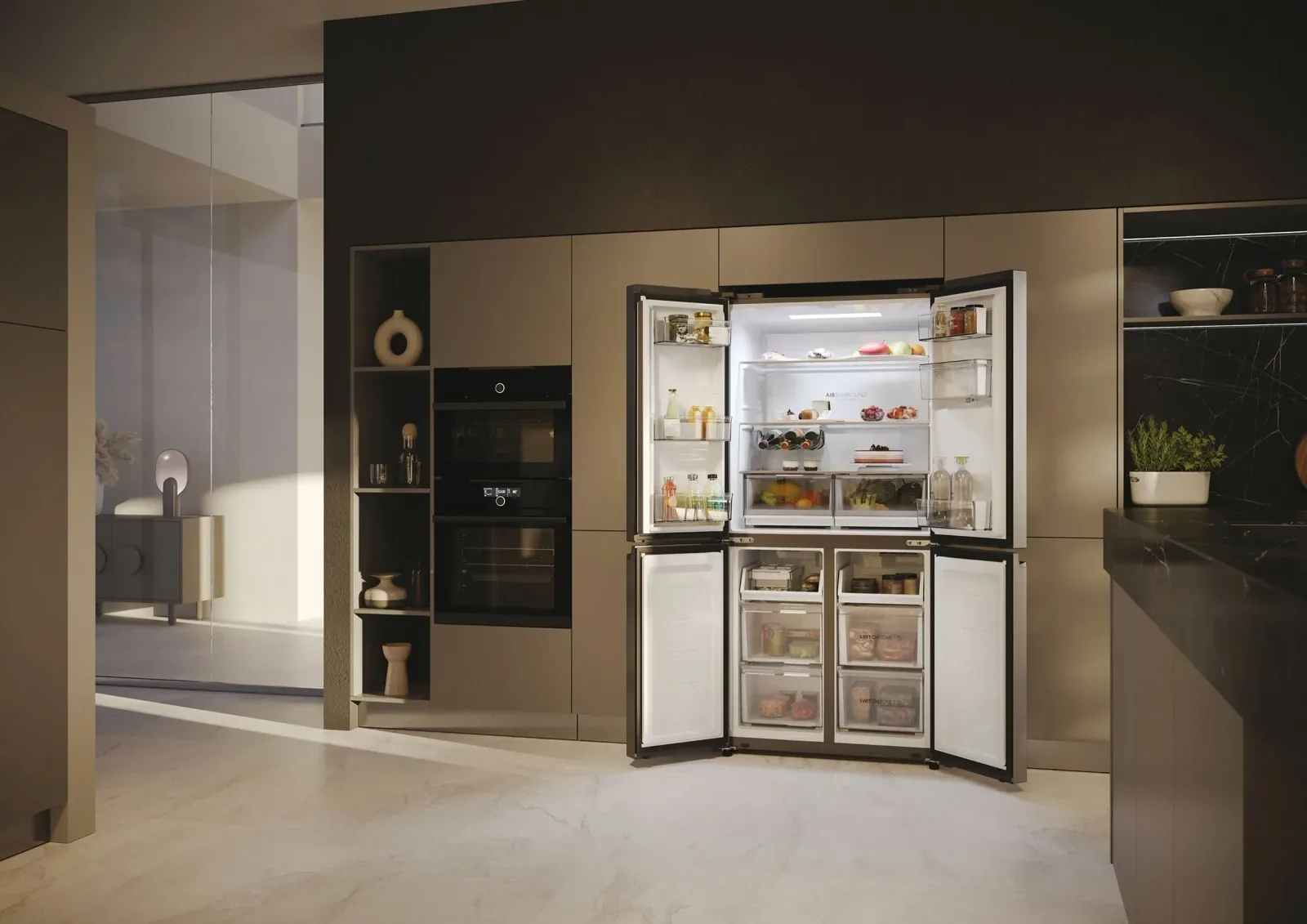 Réfrigérateur multi-portes encastrable ouvert dans une cuisine équipée taupe et noire