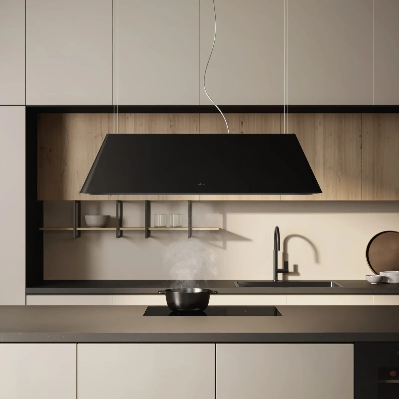 Hotte suspendue Elica noire au-dessus d’une plaque induction dans une cuisine design