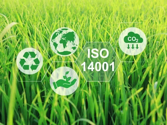 Icônes ISO 14001 illustrant recyclage, planète, croissance verte et réduction CO2 sur fond d’herbe
