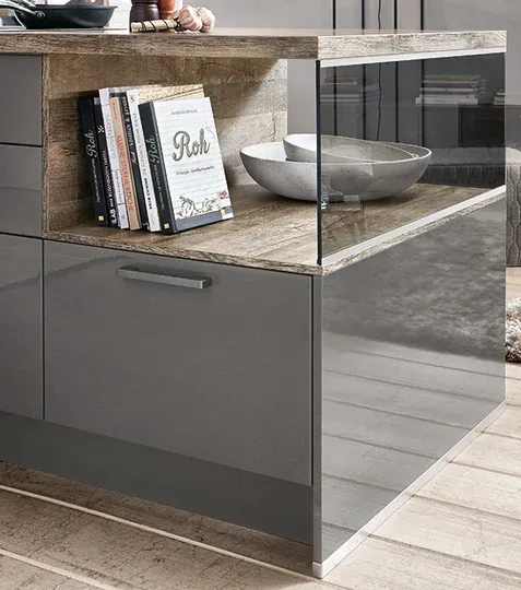 Îlot de cuisine finition brillante gris laqué avec plan en bois brut et niche à livres
