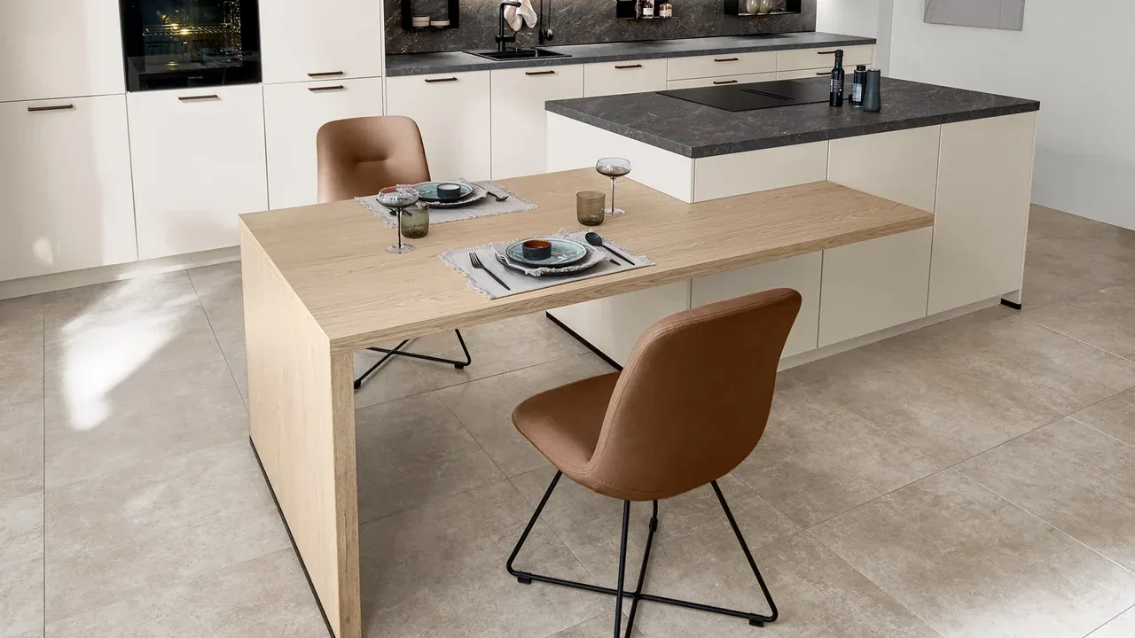 Îlot de cuisine avec table à manger bois intégrée et plan de travail en pierre noire