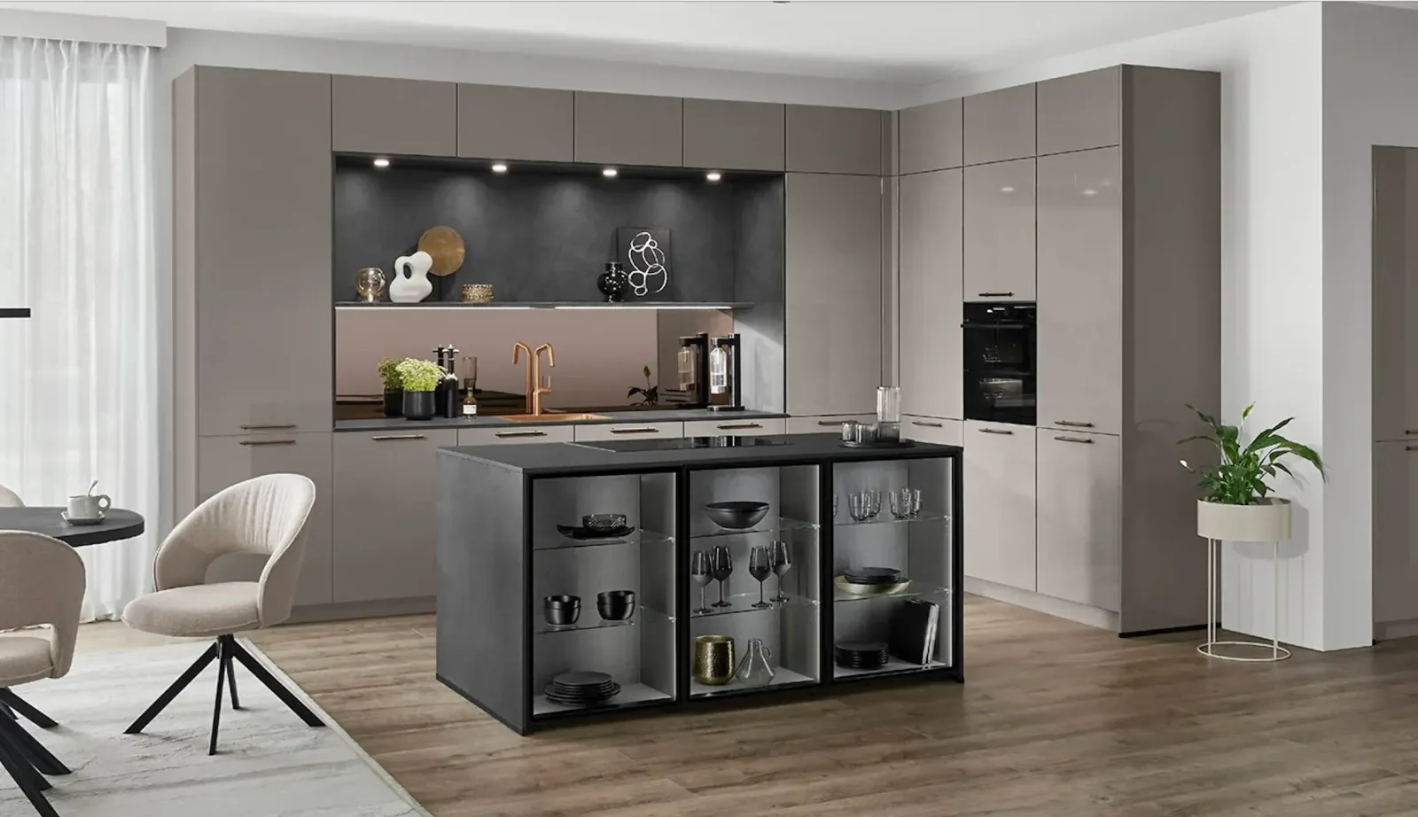 Îlot de cuisine avec vitrines ouvertes exposant vaisselle, cuisine grise taupe et façades brillantes