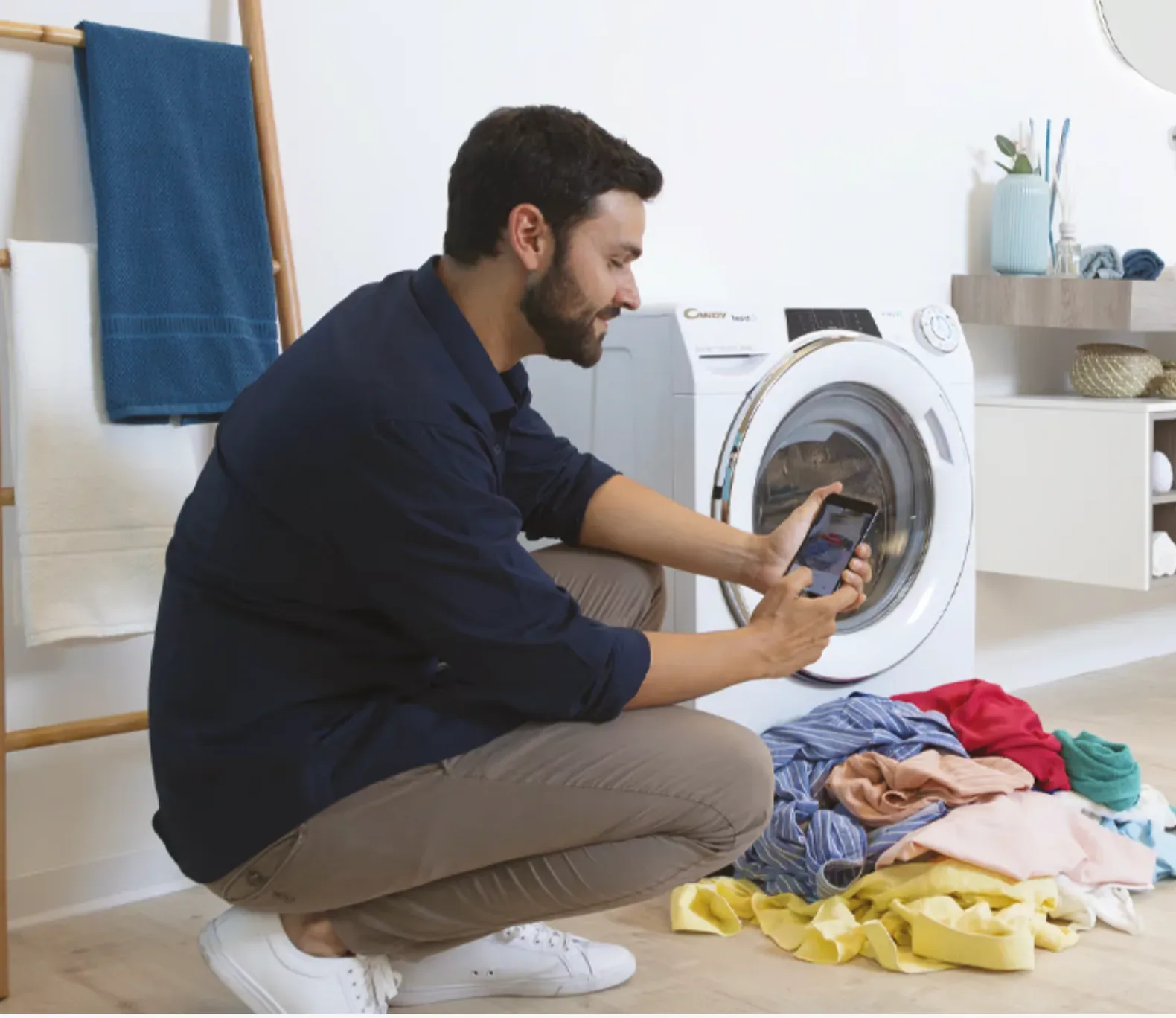 Homme utilisant l’application Simply-Fi Candy pour photographier son linge avant lavage