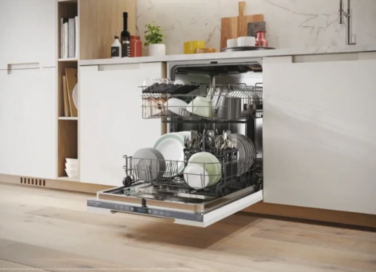 Lave-vaisselle Candy encastrable ouvert et rempli de vaisselle