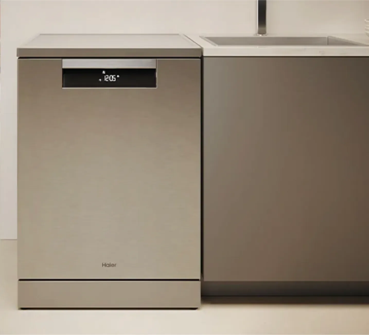 Lave-vaisselle Haier inox avec écran digital, installé dans une cuisine