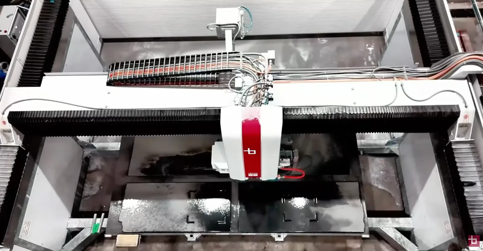 Machine de découpe numérique de plans de travail en pierre dans l’atelier de marbrerie