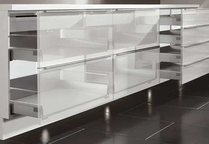 Rangée de tiroirs blancs ouverts en transparence, meubles durables Cuisines ELITE