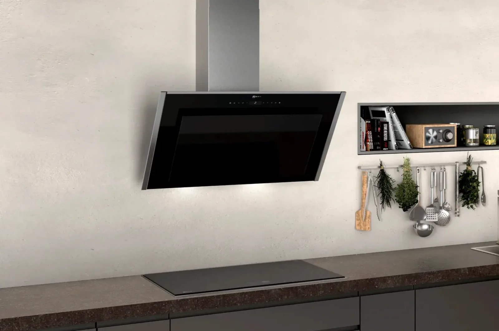 Hotte murale Neff design incliné avec commandes tactiles au-dessus d’une plaque induction