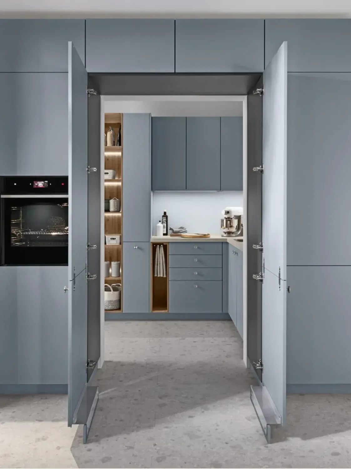 Office dissimulé derrière des façades bleu-gris, révélant un espace de rangement caché