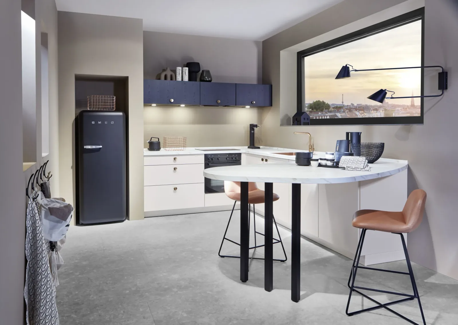 Petite cuisine équipée sur mesure avec bar et rangements optimisés