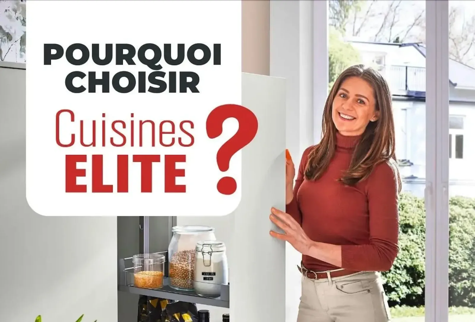 Bannière "Pourquoi choisir Cuisines ELITE", femme devant colonne de rangement garde-manger
