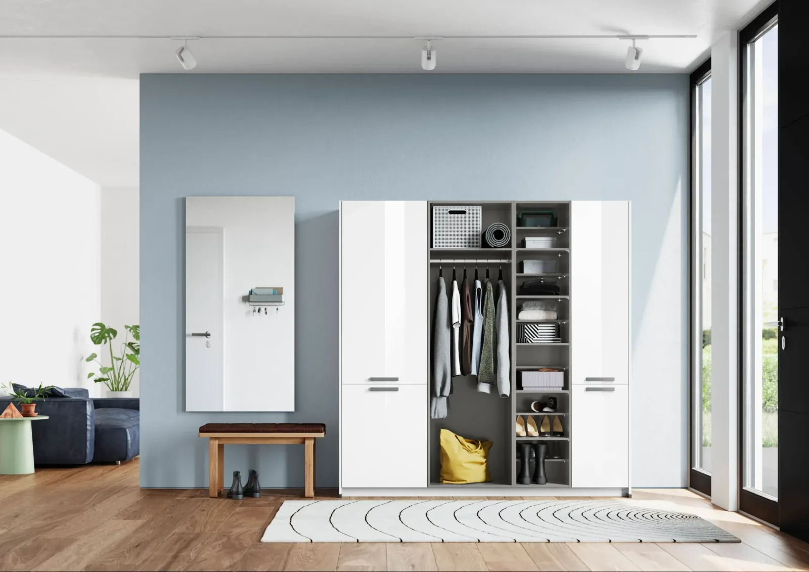Rangement d’entrée sur mesure blanc avec penderie centrale et étagères à chaussures