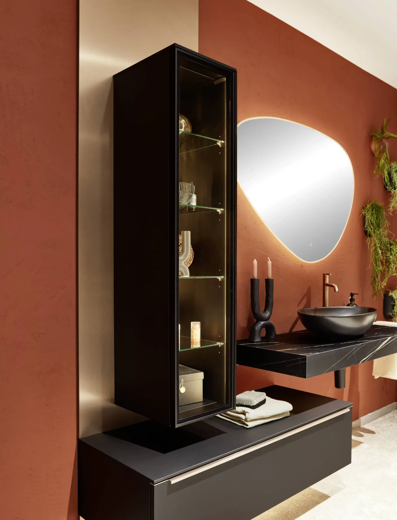 Salle de bain haut de gamme noire avec vasque à poser, colonne vitrée et miroir organique lumineux