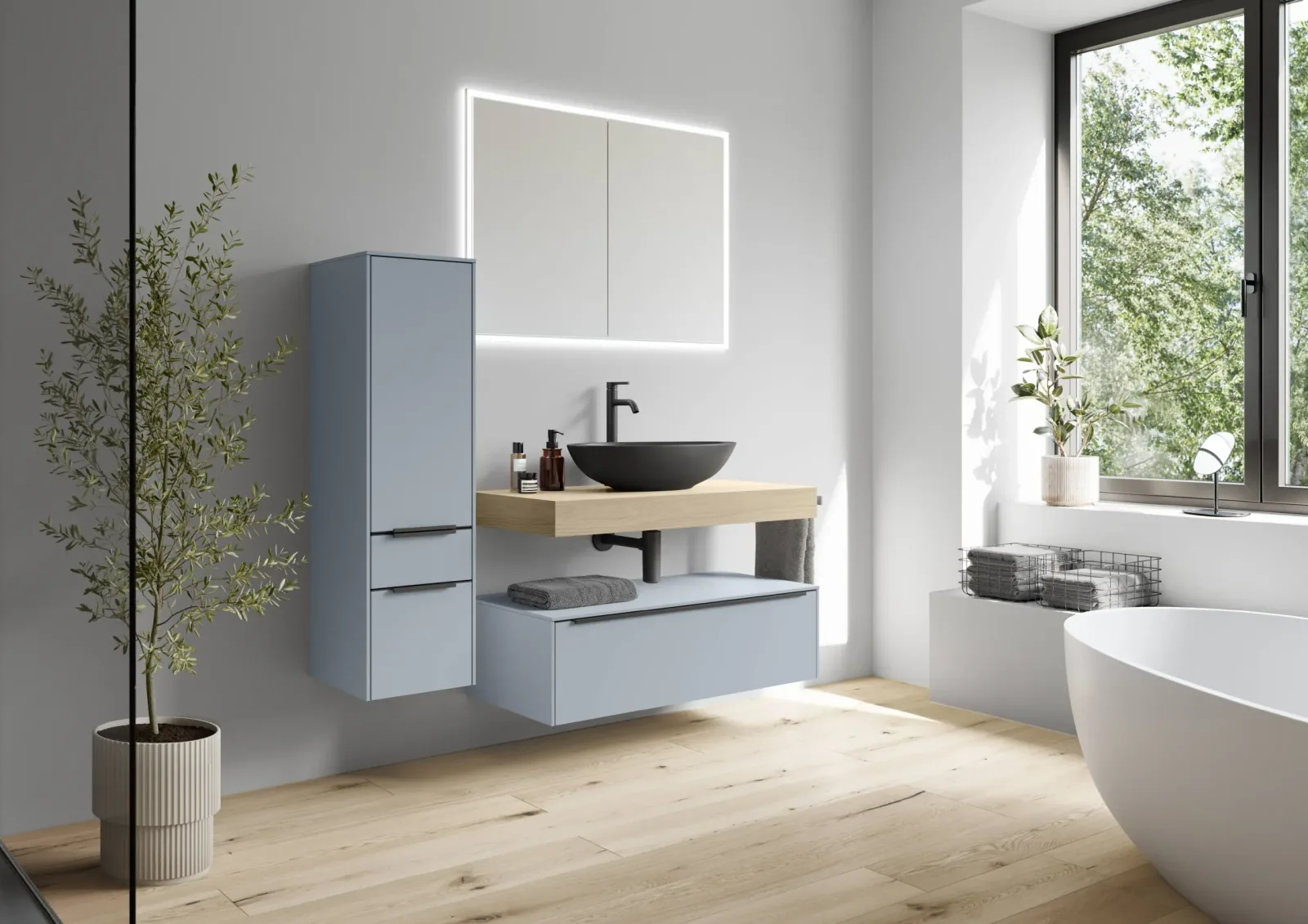 Salle de bain sur mesure design bleu-gris avec vasque à poser noire et baignoire îlot