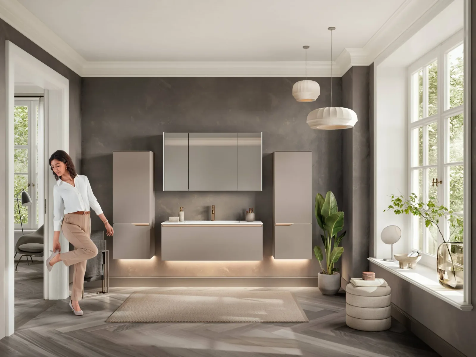 Salle de bain sur mesure haut de gamme taupe avec meuble suspendu, colonnes et miroir armoire