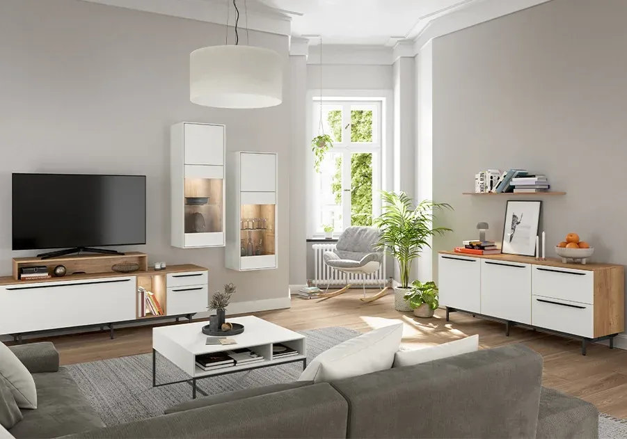 Salon aménagement global blanc et bois avec meuble TV, vitrines et buffet assortis