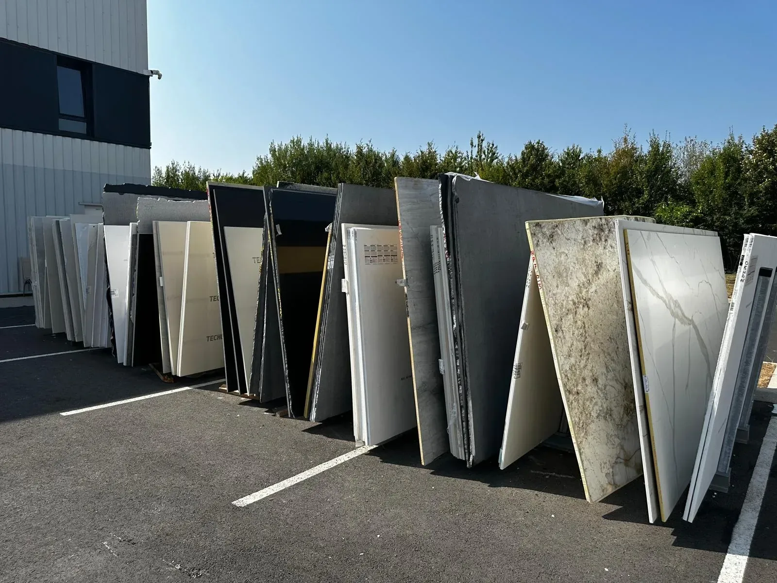 Stock de tranches de pierre et céramique de différents coloris pour plans de travail