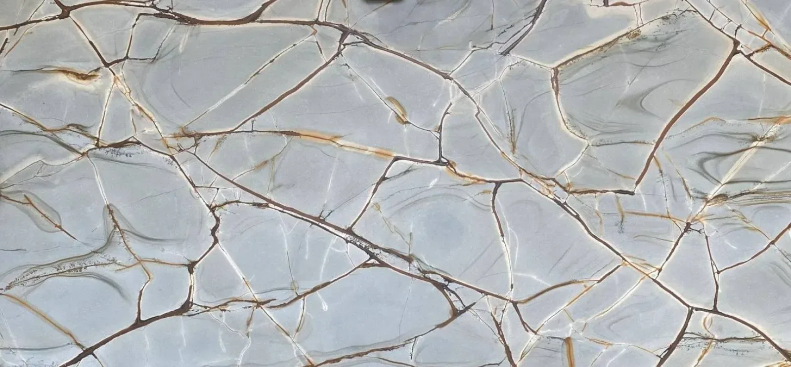 Texture de plan de travail en pierre grise veinée effet mosaïque marron et or