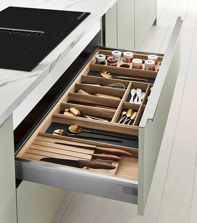 Tiroir compartimenté en bois avec accessoires intérieurs pour couverts, couteaux et épices