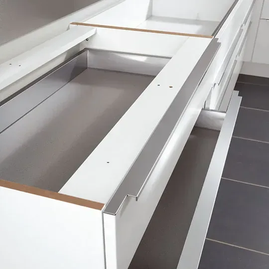 Gros plan sur un tiroir de meuble de cuisine Cuisines ELITE ouvert, structure blanche renforcée