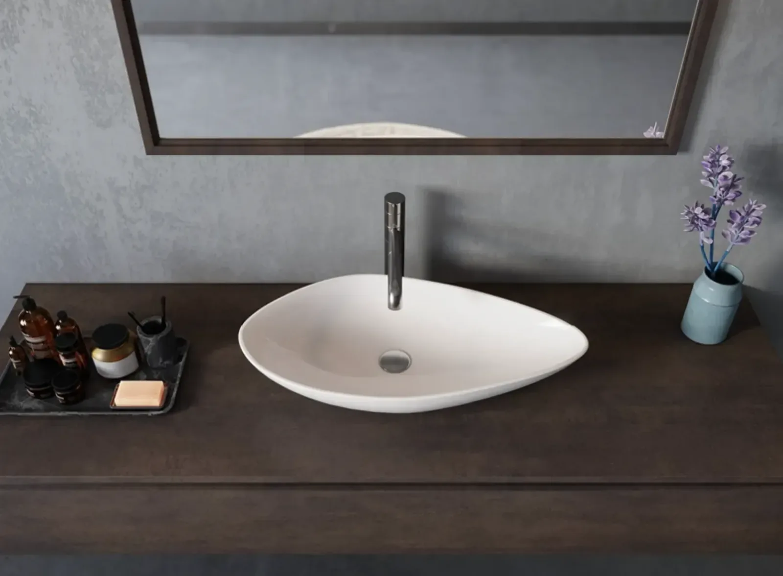 Vasque à poser blanche de forme organique sur plan de toilette bois foncé