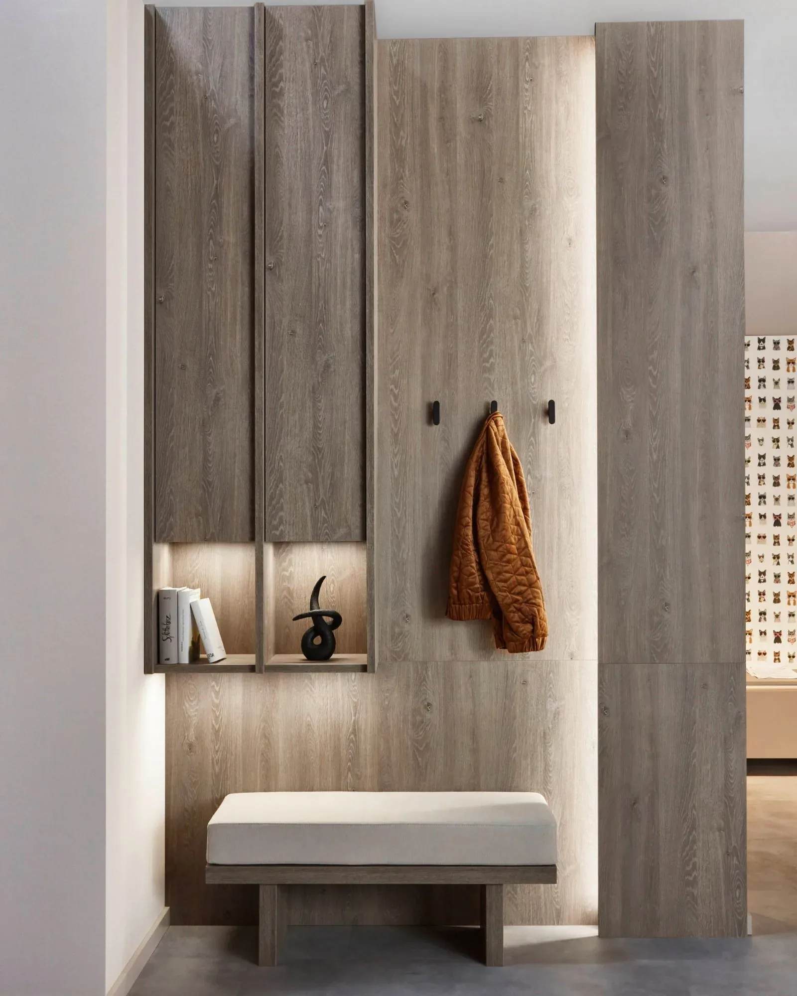 Vestiaire d’entrée sur mesure en bois avec placards, patères et banc assis