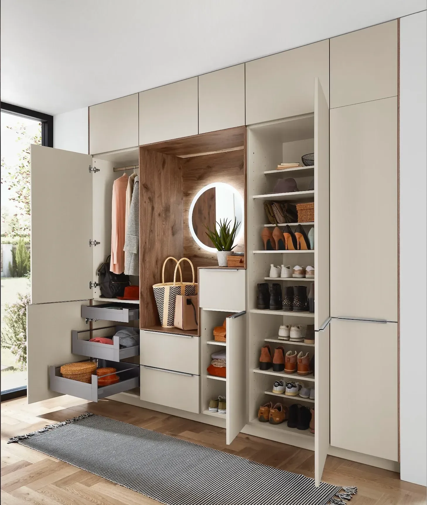 Vestiaire d’entrée Cuisines ELITE avec rangements chaussures, miroir lumineux et penderie ouverte