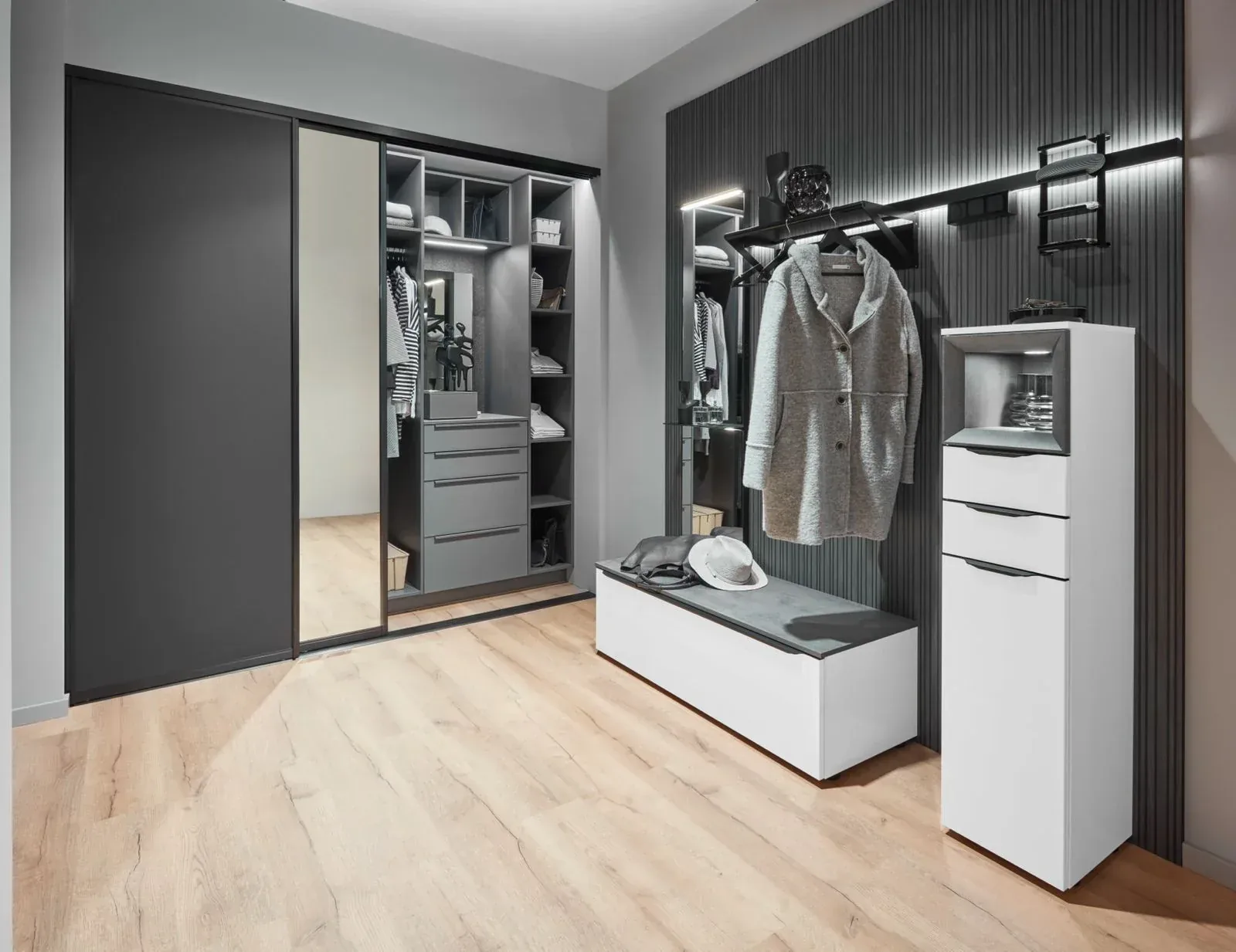 Vestiaire d’entrée sur mesure avec dressing à portes coulissantes et colonne blanche