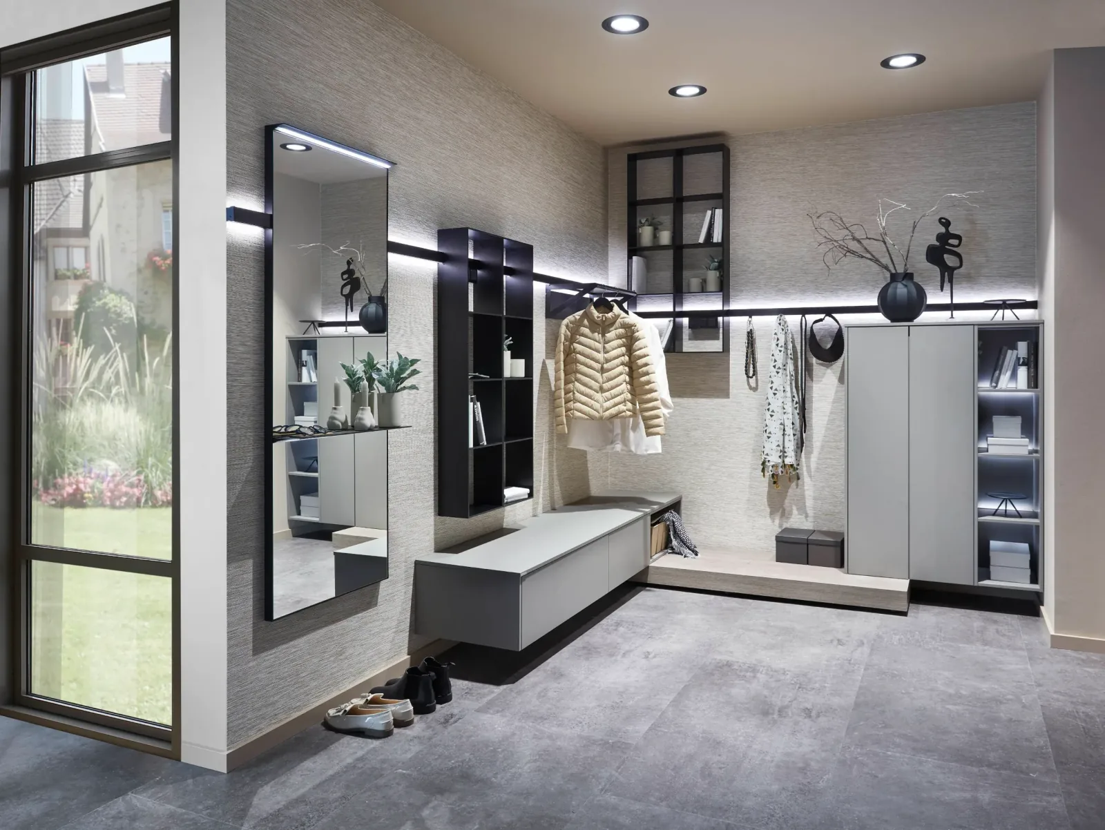 Vestiaire d’entrée sur mesure avec banc suspendu, penderie et rangements noirs
